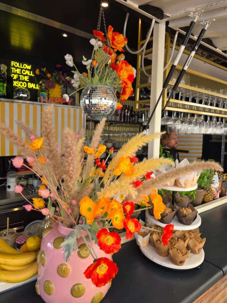 FLORA Bar mit Blumen